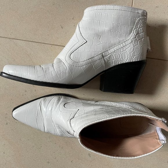 Zara White ankle cowboy boots